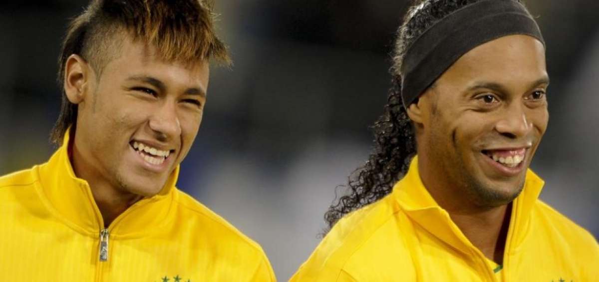 Neymar (Izquierda) fue sometido a una cirug&iacute;a en el pie derecho.