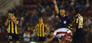 Hurac&aacute;n y Pe&ntilde;arol empatan en pol&eacute;mico juego pitado por Omar Ponce