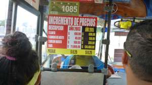 Como una estrategia para que los ciudadanos entiendan su propuesta, los choferes de Esmeraldas colocaron estos letreros en las unidades. Luis Freire / El Tel&eacute;grafo