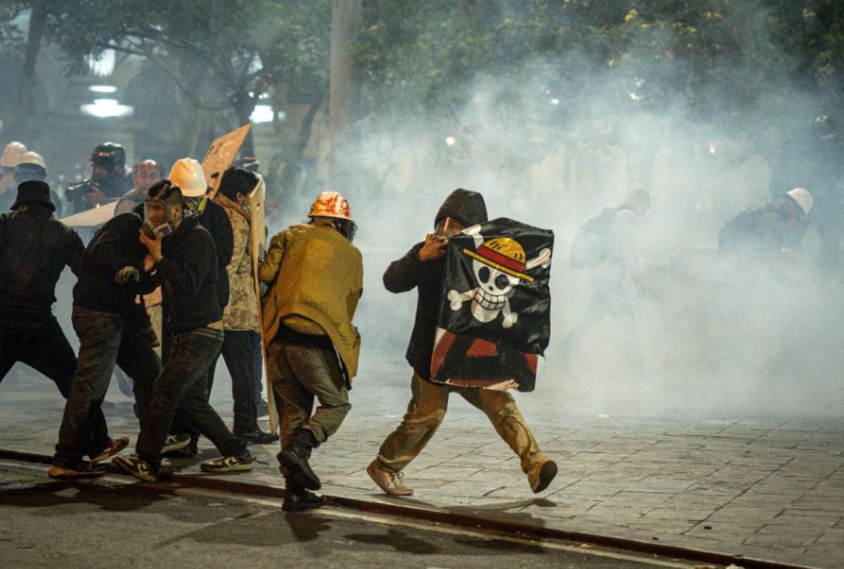 Manifestantes se enfrentan con integrantes de la Policía de Perú este miércoles, en Lima (Perú). 
