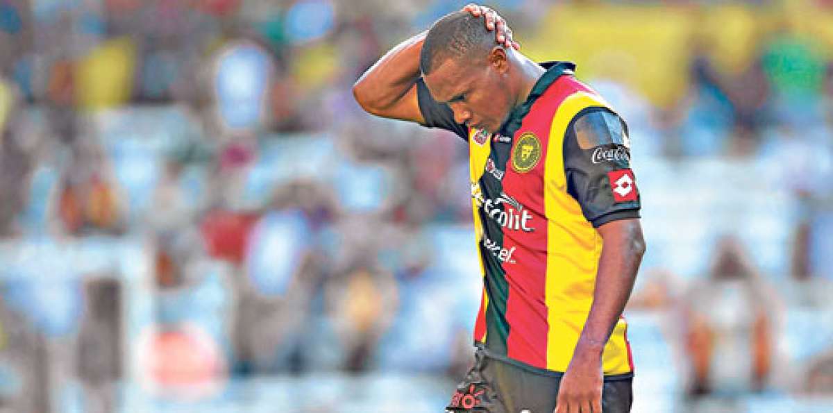 El delantero Juan Luis Anangon&oacute;, de Leones Negros, se lamenta por el descenso de su equipo. Foto: AFP