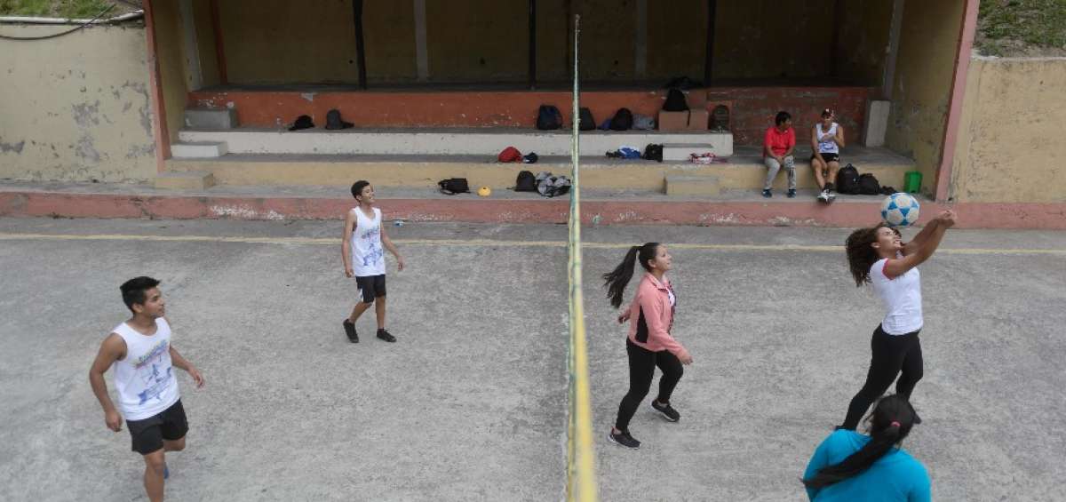 Cinthia Ch&aacute;vez golpea el bal&oacute;n durante una de las pr&aacute;cticas que se realizan en la cancha del club Mancheno, en el sector de La Vicentina en la capital.