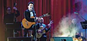 Dar&iacute;o Castro mostr&oacute; su lado m&aacute;s cl&aacute;sico latinoamericano con el concierto Tributo a los Grandes en la Plaza de las Am&eacute;ricas, en el norte de Quito.      