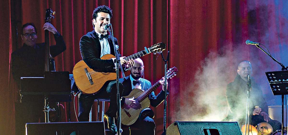 Dar&iacute;o Castro mostr&oacute; su lado m&aacute;s cl&aacute;sico latinoamericano con el concierto Tributo a los Grandes en la Plaza de las Am&eacute;ricas, en el norte de Quito.      