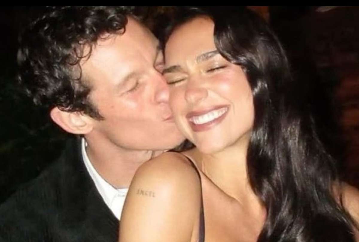En una entrevista para la edición británica de Vogue, la estrella del pop, Dua Lipa, anunció oficialmente su compromiso con Callum Turner y habló de su anillo, su relación y planes a futuro.