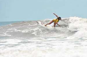 La deportista ecuatoriana es la mayor representante del surf local en la categor&iacute;a damas. Foto: William Orellana