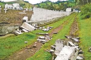 El cementerio situado en el cant&oacute;n Sigchos tambi&eacute;n presenta da&ntilde;os provocados por las lluvias continuas y el arrastre de tierra, empalizada y de otros materiales del lugar. Foto: Cortes&iacute;a Bomberos