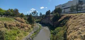En el barrio El Calzado es evidente la contaminaci&oacute;n en las aguas del r&iacute;o Mach&aacute;ngara, que recorre Quito de sur a norte.