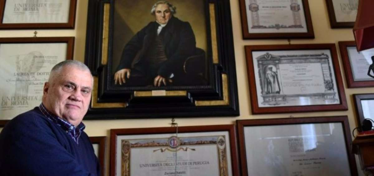 El estudio de su casa de Velletri, una localidad a las puertas de Roma, decorado con un estilo algo 'kitsch', est&aacute; forrado con sus diplomas.
