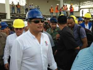 El presidente Rafael Correa recorri&oacute; las instalaciones del templete para verificar los avances. Foto: H&eacute;ctor Marcillo / El Tel&eacute;grafo
