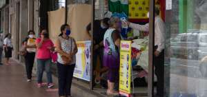 Los comercios en Guayaquil se van abriendo poco a poco, pero bajo las medidas de protecci&oacute;n para los usuarios. Los ciudadanos utilizan mascarillas.