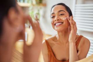 Muchos mitos circulan sobre el cuidado de la piel. Estos son los más comunes que te ayudarán a tomar decisiones informadas y efectivas sobre el skincare.