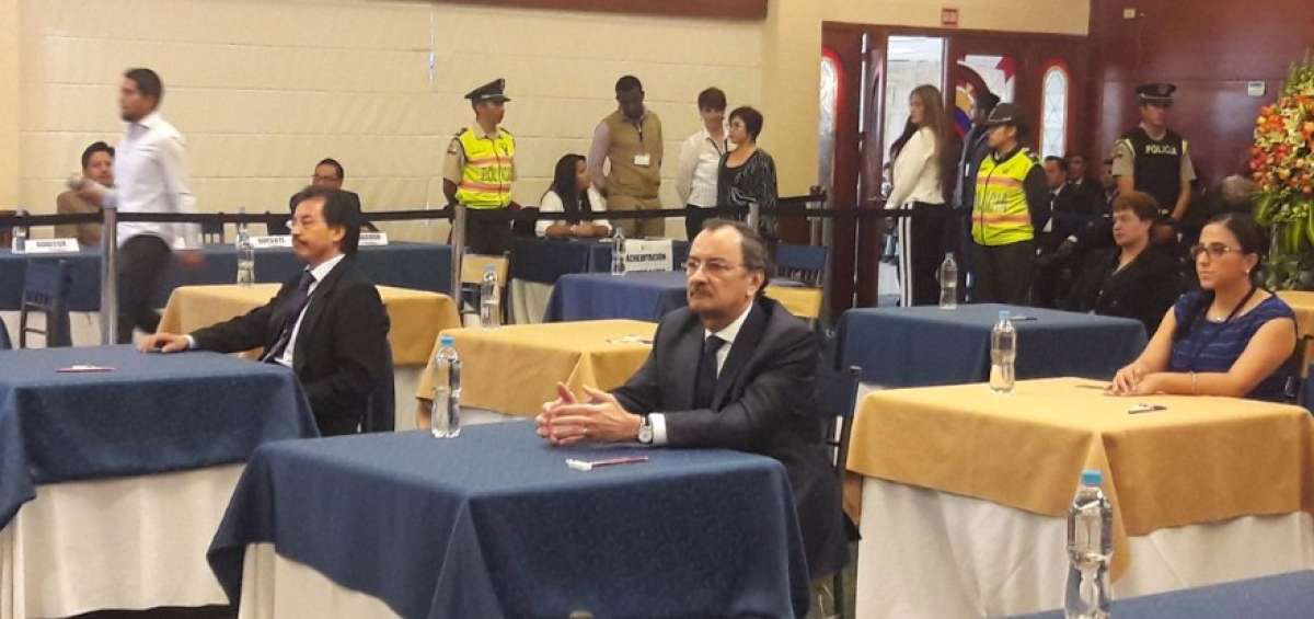 Los 14 postulantes para nuevo  Contralor General del Estado, entre ellos Carlos P&oacute;lit, durante la prueba escrita que se califica sobre 50 puntos.