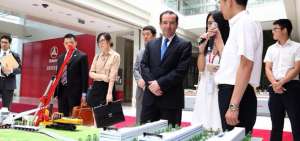 El ministro Cassineli durante un recorrido con las empresas orientales.