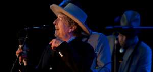 Tras el Nobel, Dylan sigue como si nada hubiera ocurrido