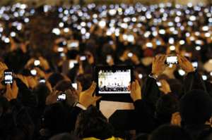 Miles de personas sacan sus tel&eacute;fonos y dispositivos port&aacute;tiles para tomar fotos en la Plaza de San Pedro, el Vaticano en 2013. En una foto de 2005 esto era imposible. Foto: Cortes&iacute;a
