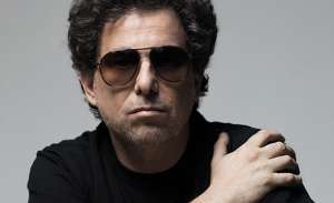 Andr&eacute;s Calamaro desata pol&eacute;mica por fumar marihuana