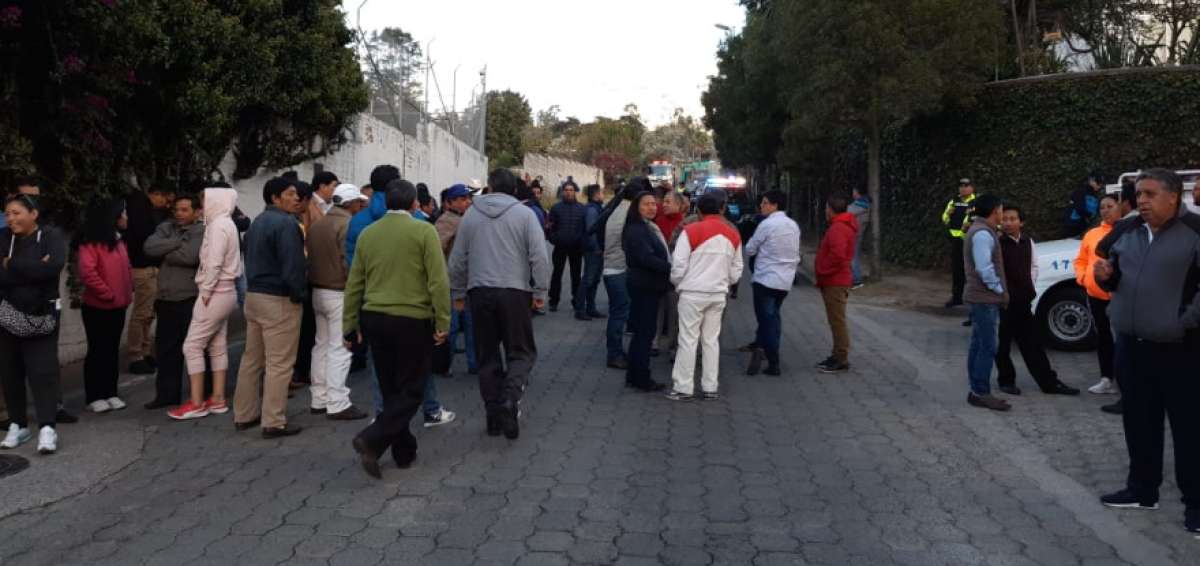 Los taxistas llegaron a la casa de Mauricio Rodas para "darle una aviso" por el atraso en el proceso de regularizaci&oacute;n. 