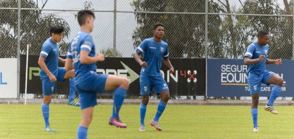El delantero Gerly Delgado (centro) junto con sus compa&ntilde;eros en una pr&aacute;ctica de la selecci&oacute;n en Quito.