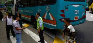 Personal de la AMT inspecciona las unidades de transporte en las terminales terrestres de Quito.