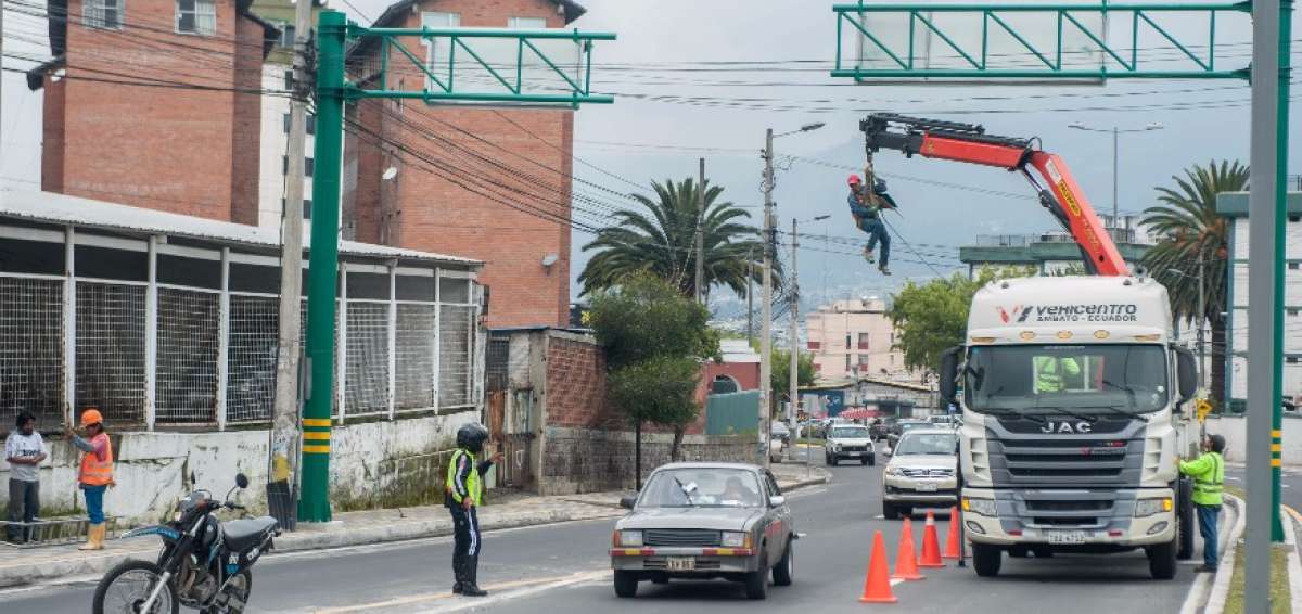 Obreros continuaban hasta ayer realizando adecuaciones en la zona del intercambiador. En la foto, un equipo coloca se&ntilde;al&eacute;tica vertical. 