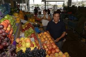 Miguel Guacho, de 53 a&ntilde;os, cuenta con un puesto en el mercado Caraguay. Vende todo tipo de frutas. Foto: Jos&eacute; Mor&aacute;n / El Tel&eacute;grafo