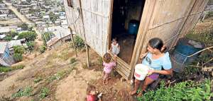 En las zonas elevadas de Nueva Prosperina, moradores como Adela S&aacute;nchez a&uacute;n dependen de tanqueros para conseguir agua potable en sus casas. Foto: William Orellana / El Tel&eacute;grafo