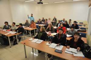 Antes de iniciar las clases las personas rindieron una prueba para evaluar los niveles de conocimiento del idioma. Existen 6 paralelos. Foto: Jos&eacute; Luis Llivisaca / El Tel&eacute;grafo.
