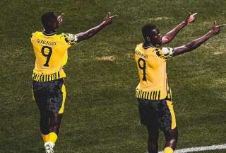 Serhou Guirassy (izq.) marcó los dos tantos del Borussia Dortmund en el duelo contra Monterrey.