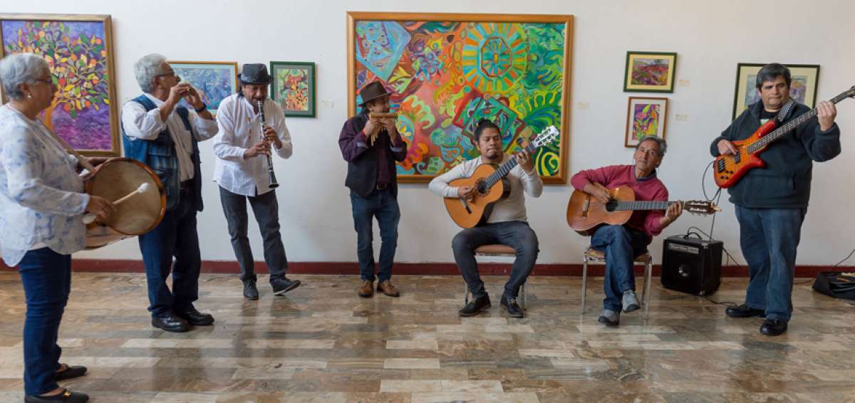 Los m&uacute;sicos Flor&iacute;a Mena (percusi&oacute;n), Manuel Mena (flauta, pingullo y lutier), Antonio Cilio (clarinete), Francisco Mena (flauta, rondador y guitarra), William Farinango (requinto), Ramiro Mena (guitarra) y Wilson Haro L&oacute;pez (bajo)