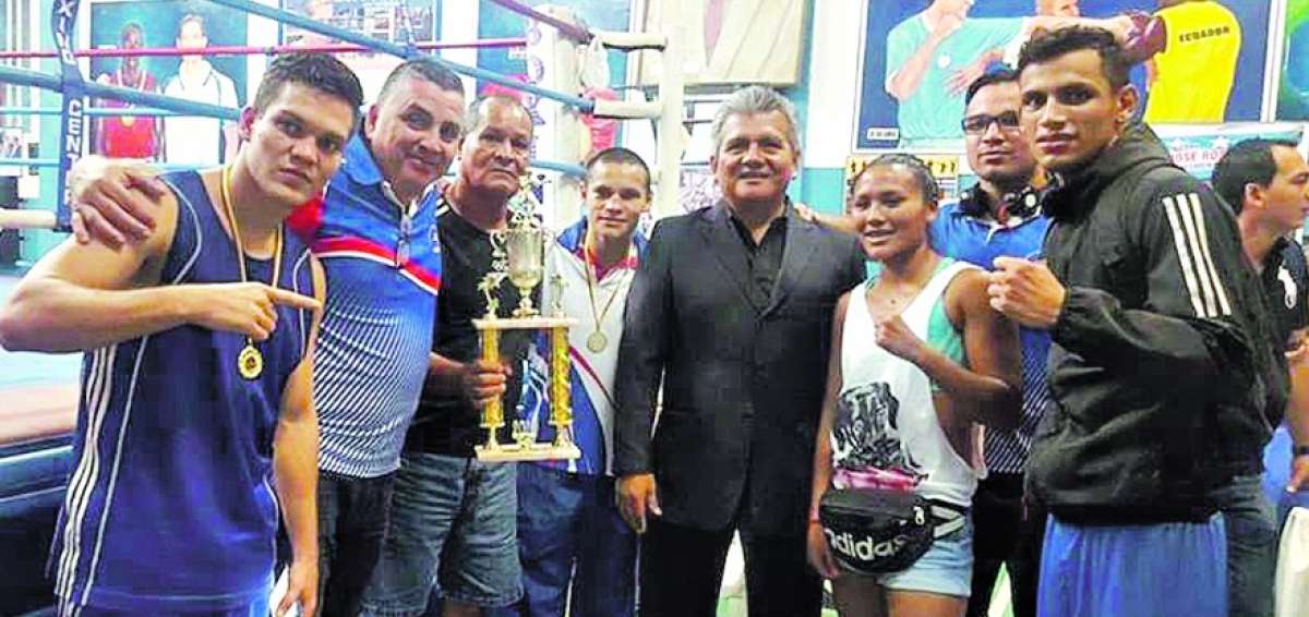 El presidente de Fedebox, Alex Gonz&aacute;lez, entrega el trofeo de campe&oacute;n del torneo al equipo de Costa Rica. Los &lsquo;ticos&rsquo; acumularon 17 puntos.