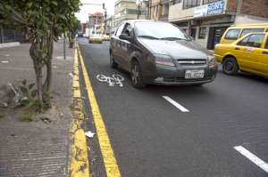 En la calle Ulloa, la ciclov&iacute;a comparte su espacio con parqueos (Galer&iacute;a)