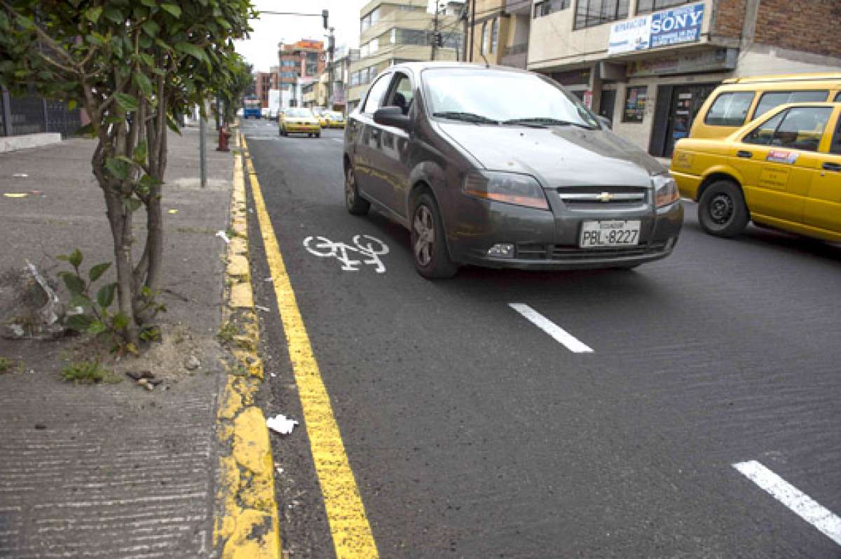 En la calle Ulloa, la ciclov&iacute;a comparte su espacio con parqueos (Galer&iacute;a)