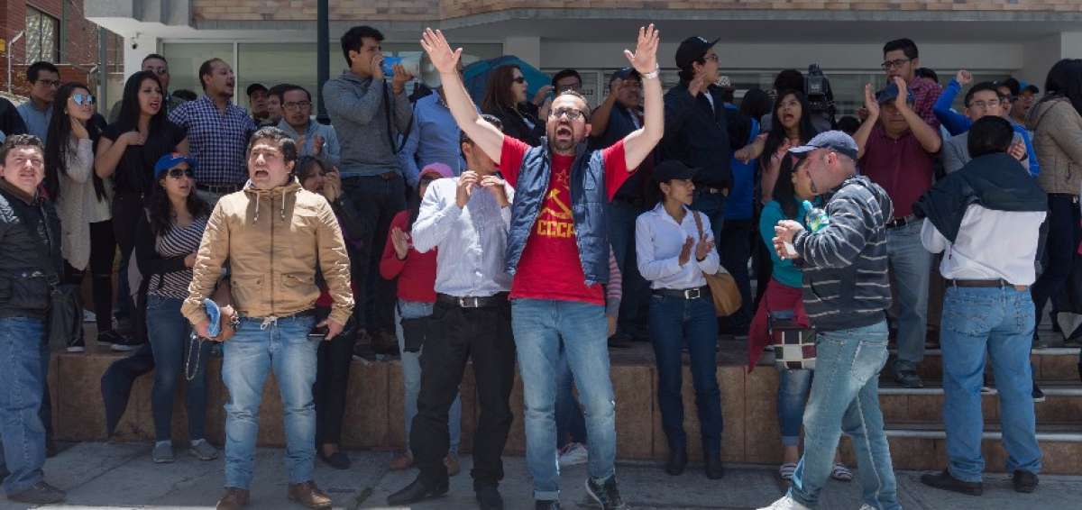 Estudiantes de la UNL en la protesta afuera del CES.