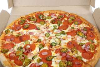 Repartidor es grabado mientras se come un pedazo de pizza y oculta su fechoría