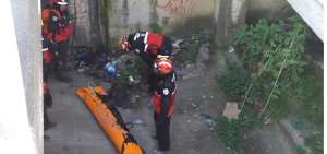 Los bomberos, durante el levantamiento del cuerpo.