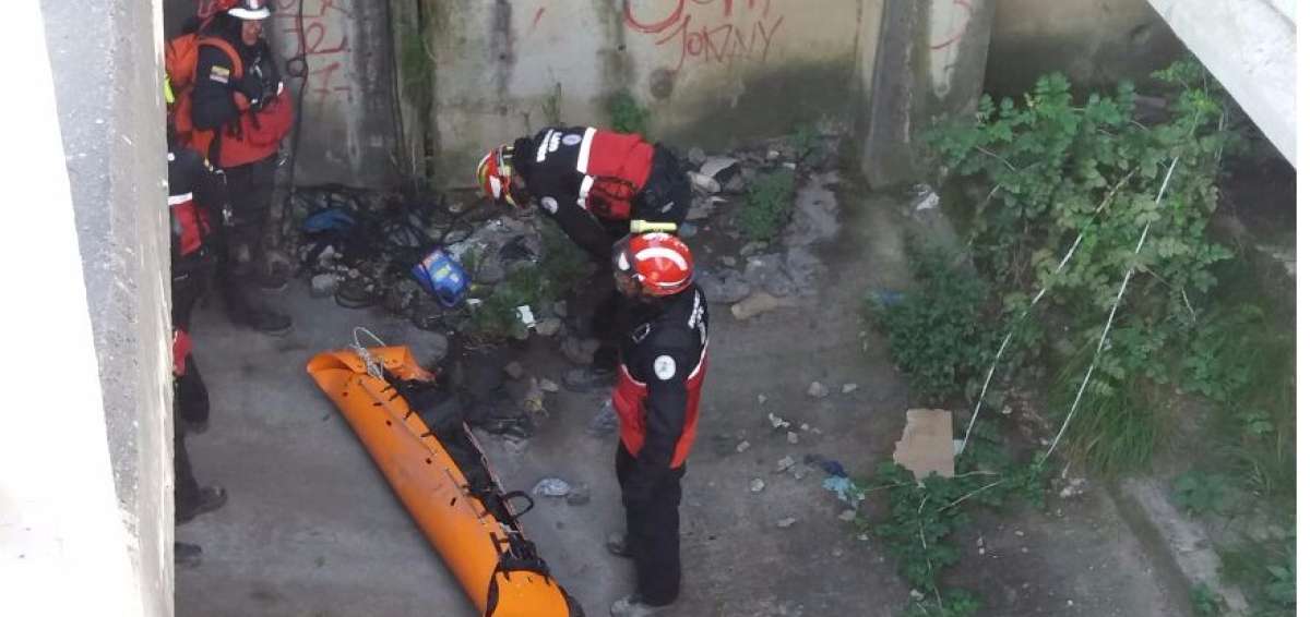 Los bomberos, durante el levantamiento del cuerpo.