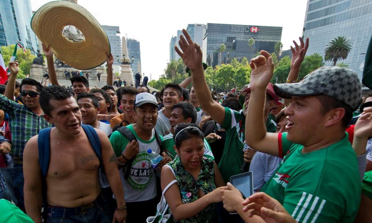 Los hinchas cantaban previo al encuentro entre Brasil y M&eacute;xico. Foto: AFP
