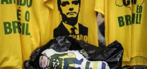 Vista de un mu&ntilde;eco con la imagen del juez Sergio Moro y junto a una camiseta con la imagen del presidente electo de Brasil Jair Bolsonaro.