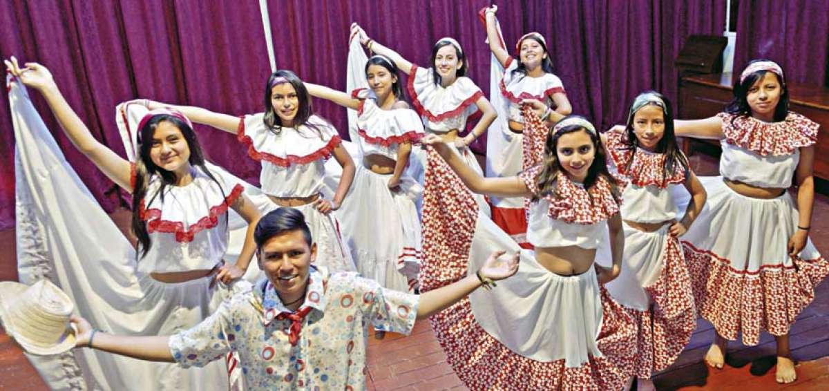 La entidad impulsa la cultura en el centro. Los estudiantes participan en festivales externos e internos.