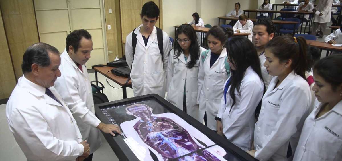 Estudiantes de Medicina de la Universidad de Guayaquil. 