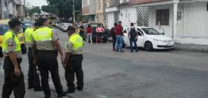 La Polic&iacute;a realiz&oacute; el levantamiento de evidencias en el lugar del crimen. Las v&iacute;ctimas acababan de salir de una vivienda. 