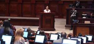 La presidenta del CNE, Diana Atamaint, durante la presentaci&oacute;n de las reformas al C&oacute;digo de la Democracia en el Legislativo.