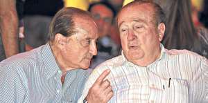 Eugenio Figueredo (izq) mantuvo una relaci&oacute;n cercana con el extinto dirigente argentino Julio Grondona. Foto: internet