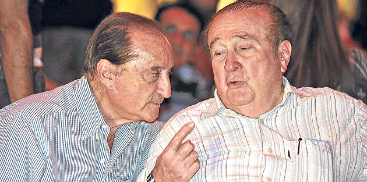 Eugenio Figueredo (izq) mantuvo una relaci&oacute;n cercana con el extinto dirigente argentino Julio Grondona. Foto: internet
