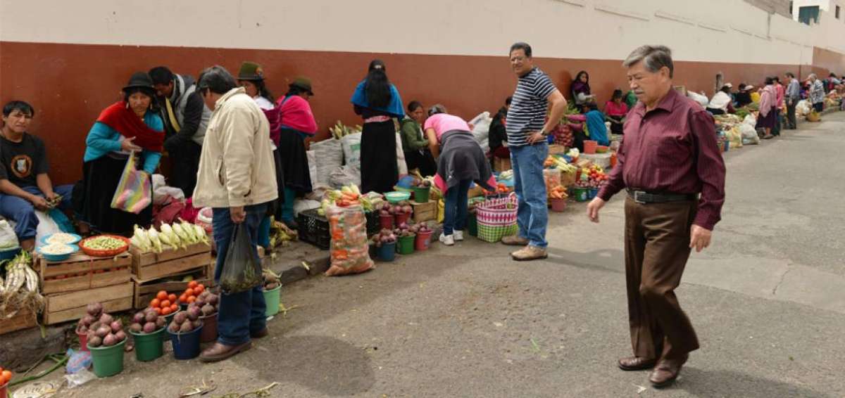 La calle Garc&iacute;a Moreno, junto al mercado Primero de Mayo, luce llena de vendedores ambulantes cada lunes.