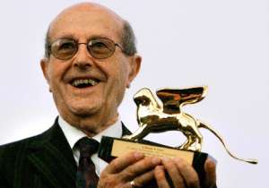 Foto de archivo cuando Manoel de Oliveira recibi&oacute; en Le&oacute;n de Oro en 2004. FOTO: AFP 