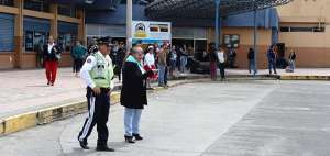 Los agentes de tr&aacute;nsito ayudan a los peatones en los exteriores de la central de pasajeros, pero en las inmediaciones existe inseguridad. Fernando Machado / El Tel&eacute;grafo