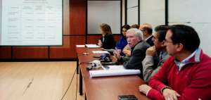 El coordinador del bloque de concejales de PAIS, Jorge Alb&aacute;n (centro-derecha), explic&oacute; los componentes de la elevaci&oacute;n de los costos de la Fase II del Metro.