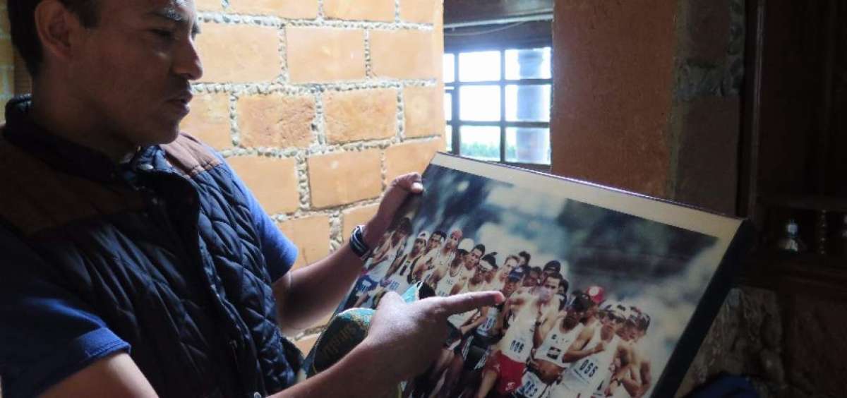 Bernardo Segura le  muestra a EL TEL&Eacute;GRAFO una fotograf&iacute;a de su participaci&oacute;n en los Juegos Ol&iacute;mpicos de S&iacute;dney-2000. Recuerdos como estos los guarda con celo en sus habitaciones.  